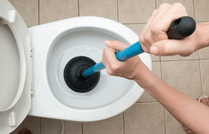 Tắc nhà vệ sinh làm thế nào? Chia sẻ 6 cách thông tắc nhà vệ sinh tại nhà